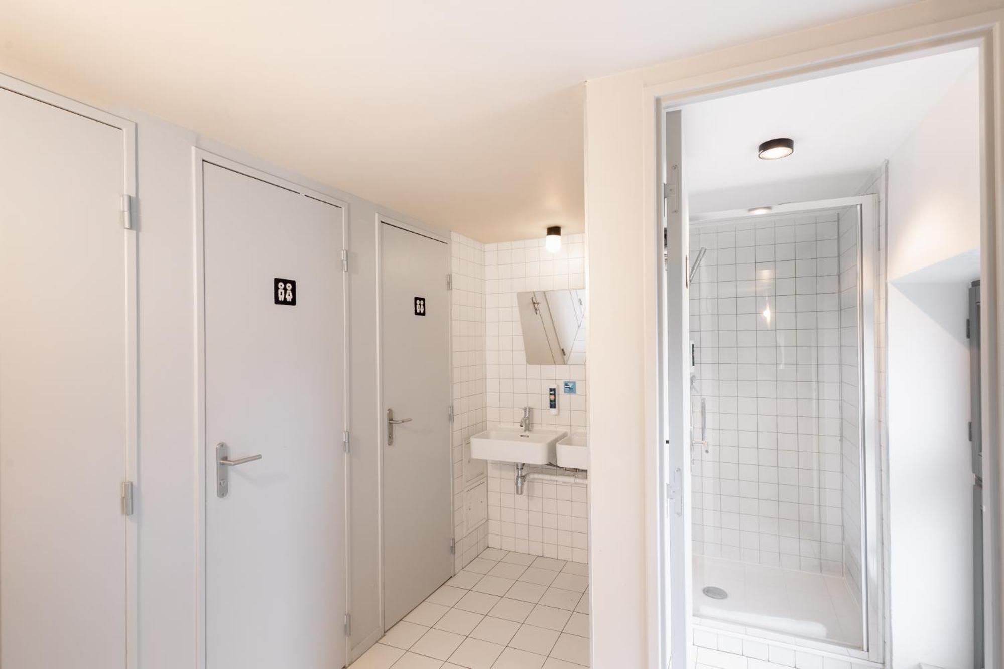 Bett im gemischten 14-Bett-Schlafsaal